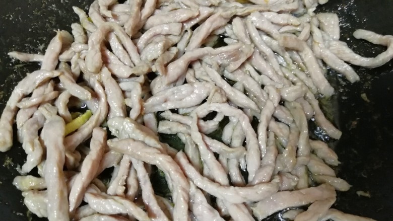 蒜苔炒牛肉,下入腌制好的牛肉快速划炒至牛肉变色,盛出备用。