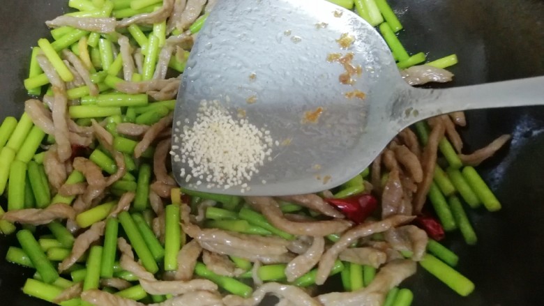 蒜苔炒牛肉, 加入<a style='color:red;display:inline-block;' href='/shicai/ 756'>鸡精</a>翻炒均匀出锅。