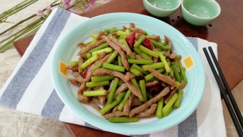 蒜苔炒牛肉,好吃下饭的家常菜。