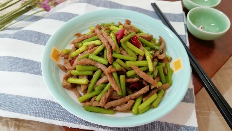 蒜苔炒牛肉,小丫头吃的好开心,让再来一碗米饭。