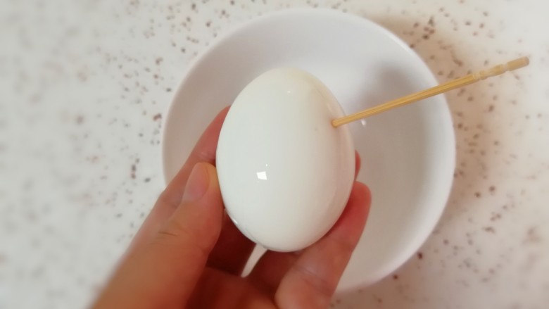 当归红糖煮鸡蛋,煮好的鸡蛋过凉水,剥去外壳,用牙签扎一些小孔(煮的时候汤汁可以渗到鸡蛋里面)。