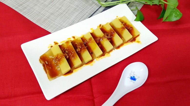 双色皮冻,皮冻切片,将料汁浇在皮冻上,美美哒开吃吧!