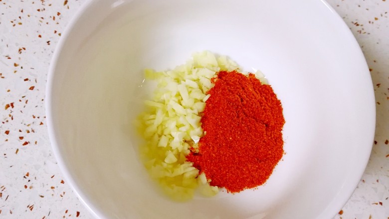 双色皮冻, 蒜瓣剁碎,放入<a style='color:red;display:inline-block;' href='/shicai/ 9613'>辣椒面</a>。