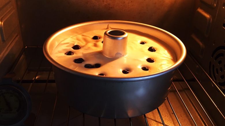 蓝莓中空戚风蛋糕,烤箱事先预热至150度,模具送入烤箱。