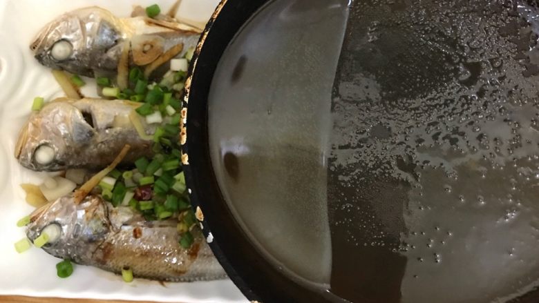 辣蒸葱油小黄鱼,趁热淋上去,即可