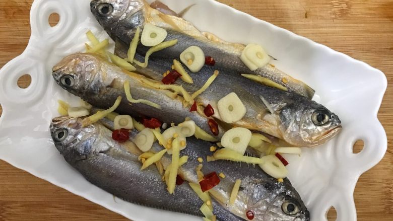 辣蒸葱油小黄鱼,将其余的辅料铺上去