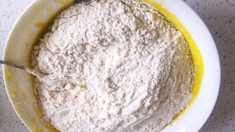 南瓜发糕,南瓜糊中加入<a style='color:red;display:inline-block;' href='/shicai/ 519'>面粉</a>，再倒入酵母水，顺着一个方向搅匀至没有颗粒