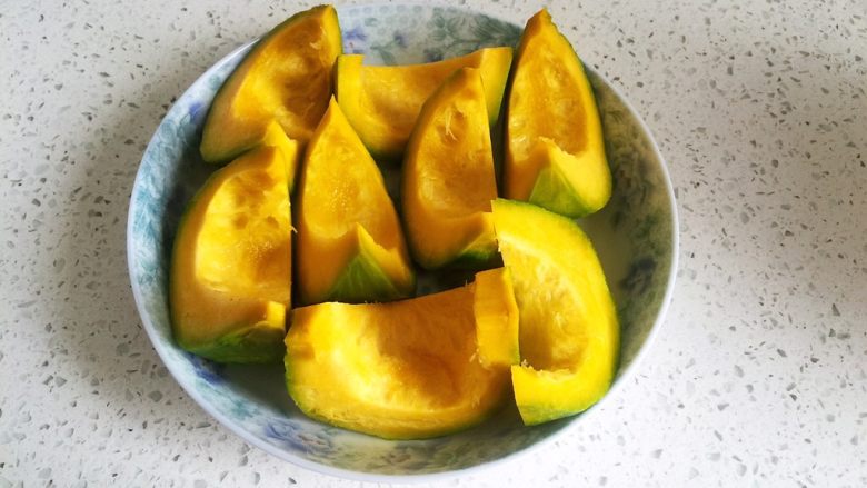 南瓜发糕,将南瓜切块，上锅蒸差不多20分钟