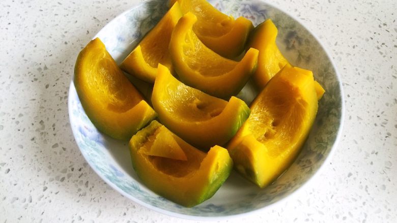 南瓜发糕,筷子能够轻松扎透就熟了