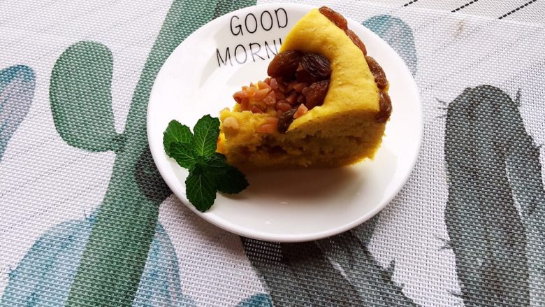 南瓜发糕,放凉后切小块装盘