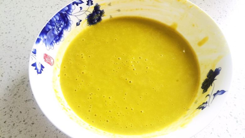 南瓜发糕,把南瓜、<a style='color:red;display:inline-block;' href='/shicai/ 3729'>白糖</a>、牛奶，一起倒入料理机打成稠糊，倒出备用，如果没有料理机就用勺子把南瓜压成泥就行