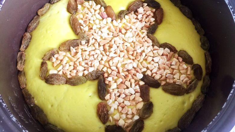 南瓜发糕,然后摆上<a style='color:red;display:inline-block;' href='/shicai/ 603'>葡萄干</a>、烤干的<a style='color:red;display:inline-block;' href='/shicai/ 11221'>花生碎</a>（少放一点<a style='color:red;display:inline-block;' href='/shicai/ 11221'>花生碎</a>，我放的有点多，太重，发糕中间就有点塌），蒸半小时