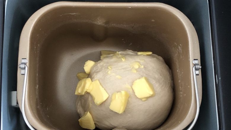 全麦豆沙软欧,放入软化的黄油,继续搅拌