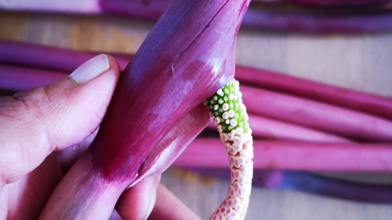 蒸芋头花,去除花芯