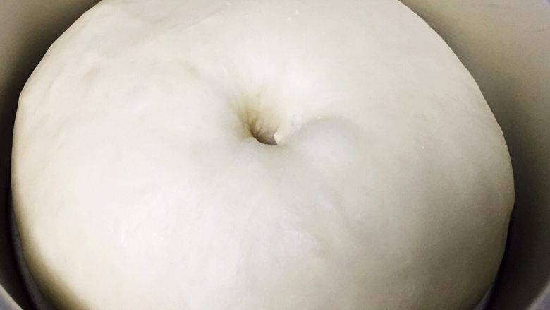 培根香葱面包圈,面团发酵完成,拿出用手指戳一下不反弹,不瘫陷。