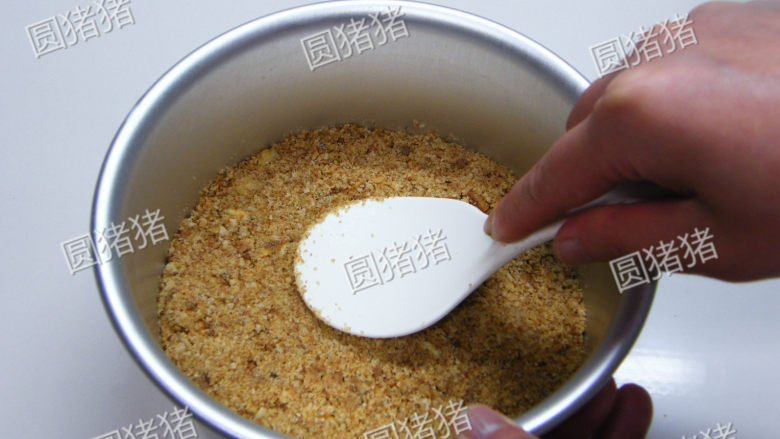巧克力芝士蛋糕,参照《纽约芝士蛋糕》做好消化饼干底,移入冰箱冷冻备用。
