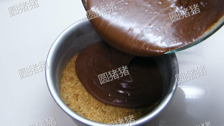 巧克力芝士蛋糕,取出冻好的饼干底模具,倒入芝士面糊。