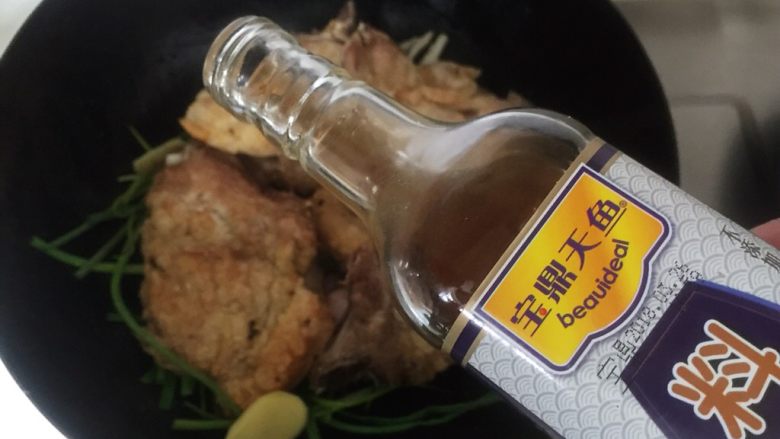 葱烤大排 —— 上海本帮菜的经典菜式,倒<a style='color:red;display:inline-block;' href='/shicai/ 718'>料酒</a>,围着锅子转上一圈的量