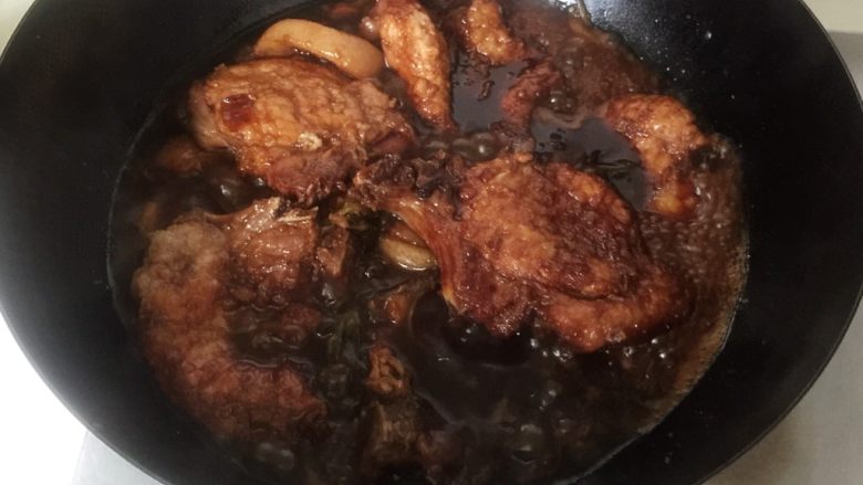葱烤大排 —— 上海本帮菜的经典菜式,大火烧开后小火煨半个小时,最后大火收汁(期间可以尝尝味道,觉得哪个味道不够的话可以再加点)