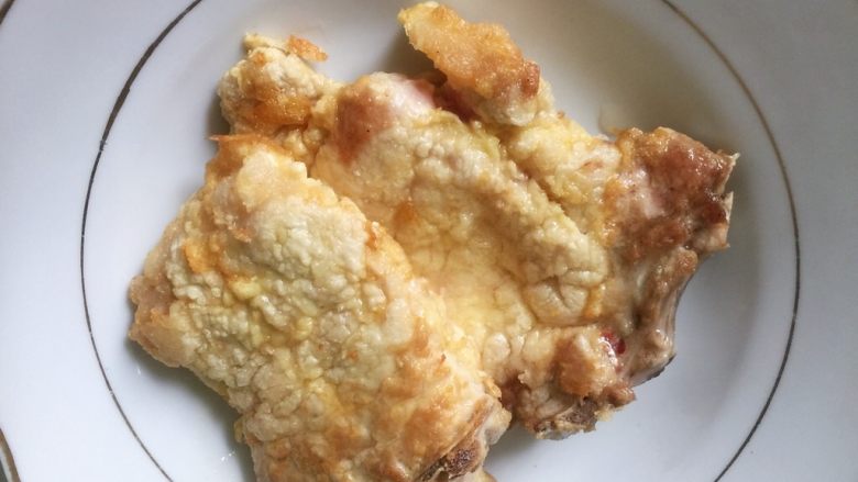葱烤大排 —— 上海本帮菜的经典菜式,炸至二面金黄,捞出