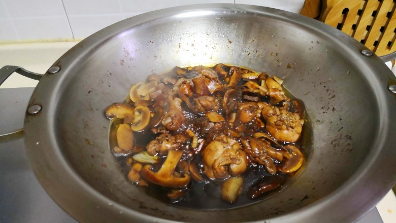 蘑菇烧琵琶腿,加水后,加盐和<a style='color:red;display:inline-block;' href='/shicai/ 10588'>糖</a>调味。然后盖上盖子,调到中小火。