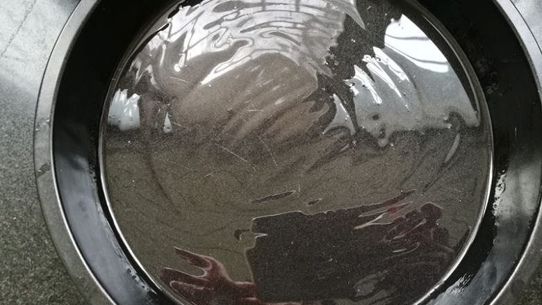 柠檬香辣烤冰鱼,烤盘抹一层玉米油,我直接用的披萨盘,正好可以烤两条。