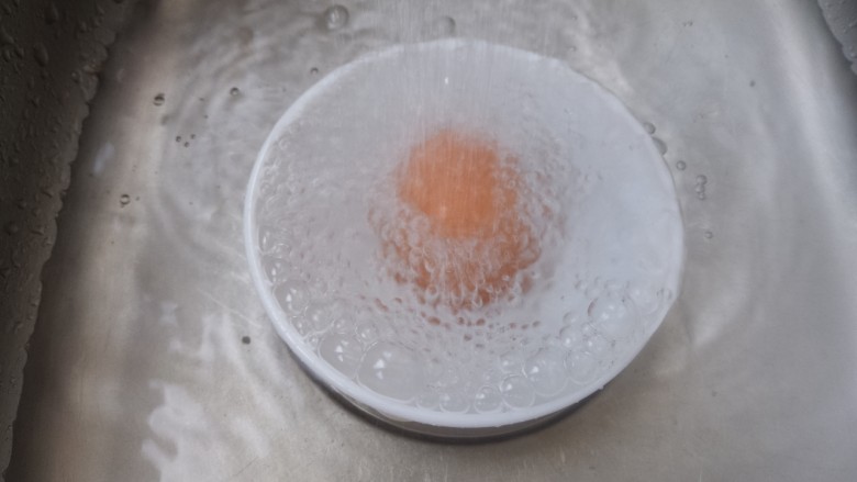 鸡蛋火腿肠沙拉三明治,煮好的鸡蛋放在冷水冲一下。这样比较好剥皮。
