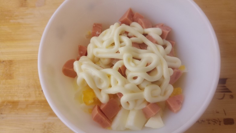 鸡蛋火腿肠沙拉三明治,然后再挤上沙拉酱