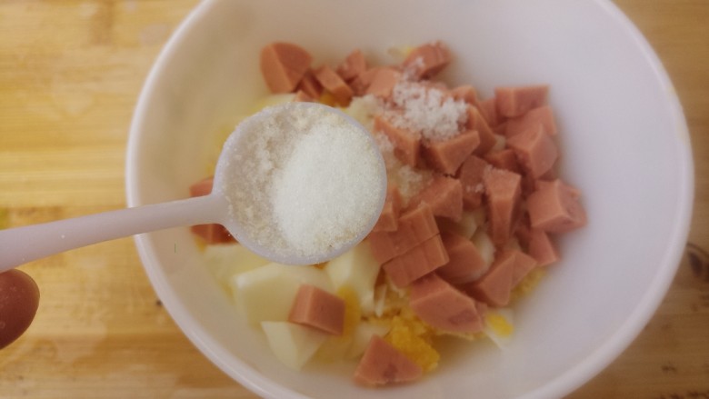 鸡蛋火腿肠沙拉三明治,然后加半勺盐