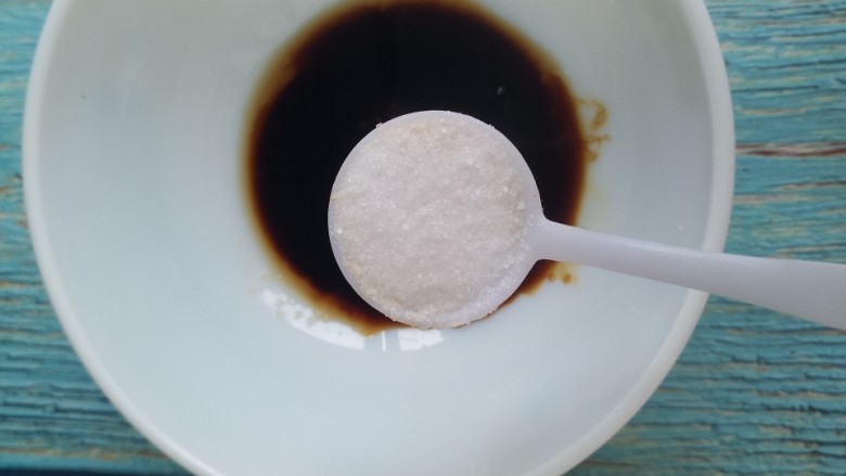 茄汁煎蛋,然后放一勺盐。