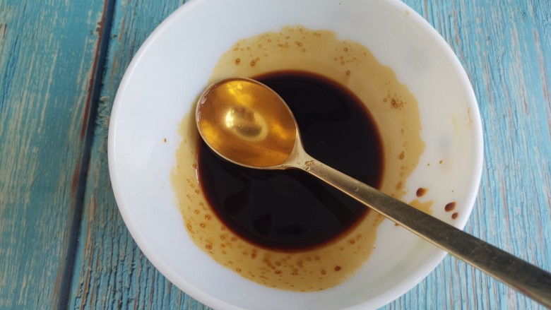 茄汁煎蛋,然后再放一勺水。茄汁就调好了。