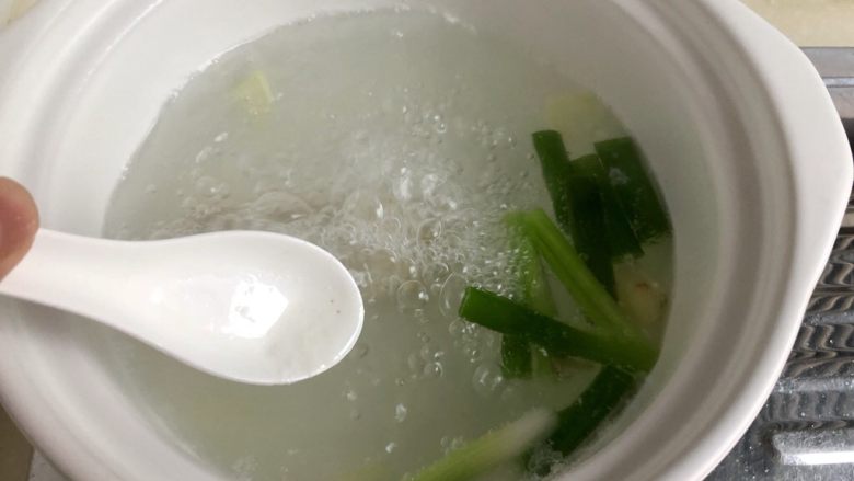 红梅映雪祈安平➕冬瓜咸肉炖豆腐,煮开,撇去浮末