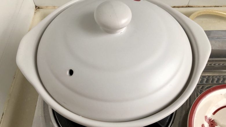 红梅映雪祈安平➕冬瓜咸肉炖豆腐,加盖,小火炖煮10分钟,冬瓜煮到半透明
