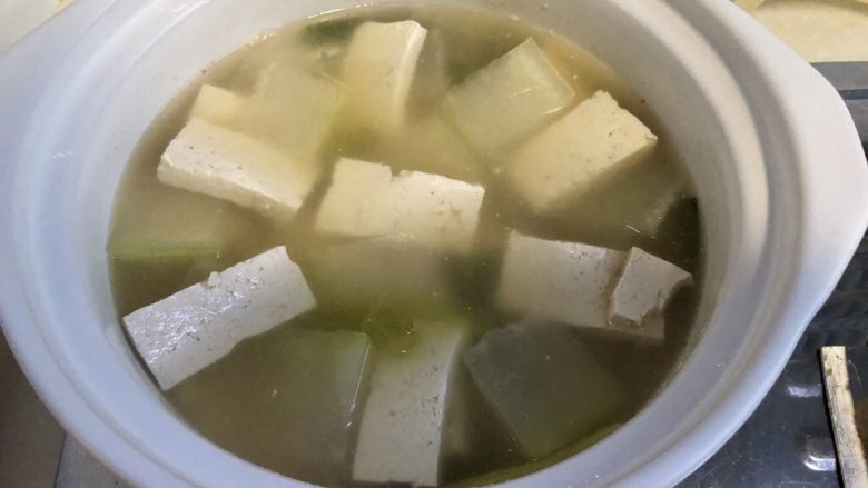 红梅映雪祈安平➕冬瓜咸肉炖豆腐,可以用筷子把冬瓜豆腐摆一下造型,白绿间隔比较好看