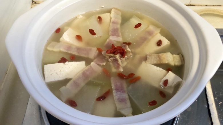 红梅映雪祈安平➕冬瓜咸肉炖豆腐,滴一小勺<a style='color:red;display:inline-block;' href='/shicai/ 14014'>小磨香油</a>(这步忘记拍照了😛),点缀上枸杞