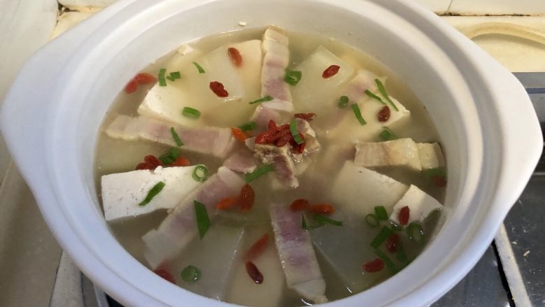 红梅映雪祈安平➕冬瓜咸肉炖豆腐,撒上少许葱末,即可