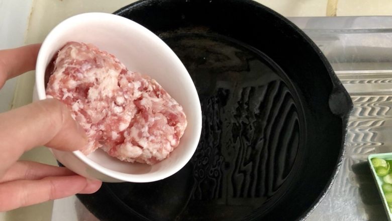 十元钱搞定的美味➕雪菜肉末烧凉粉,为了贴近铁板,特意用我的铸铁平底锅🍳来做。热锅放少许食用油,放入肉末