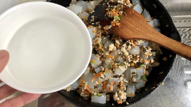 十元钱搞定的美味➕雪菜肉末烧凉粉,再把肉末和凉粉翻炒均匀,加入小半碗清水