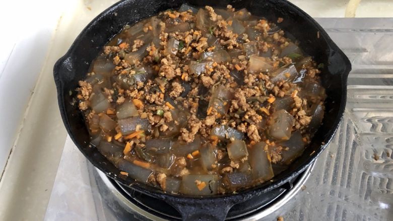 十元钱搞定的美味➕雪菜肉末烧凉粉,尝下咸淡,根据个人口味少许食盐,阿晨口味不重,就没有再加盐了。转大火收收汁,即可关火装盘了