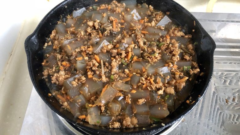 十元钱搞定的美味➕雪菜肉末烧凉粉,中火煮开转小火炖煮四五分钟,让凉粉入味。