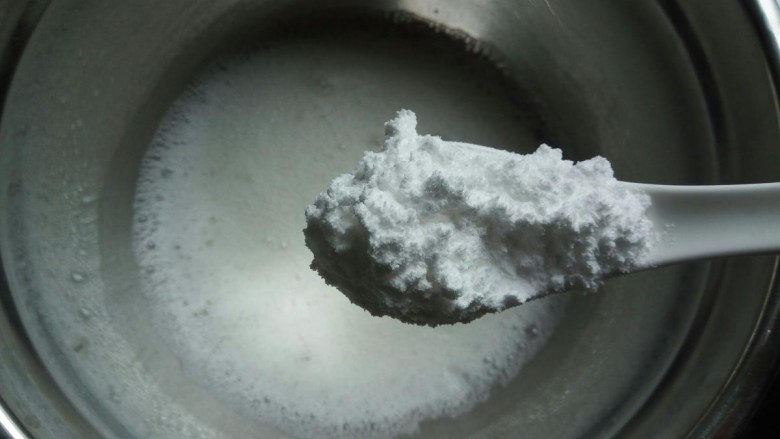 芝麻戚风蛋糕,将蛋白里加入3滴白醋去腥,用电动打蛋器快速打发到鱼眼泡状态时,加入三分之一的糖粉。
