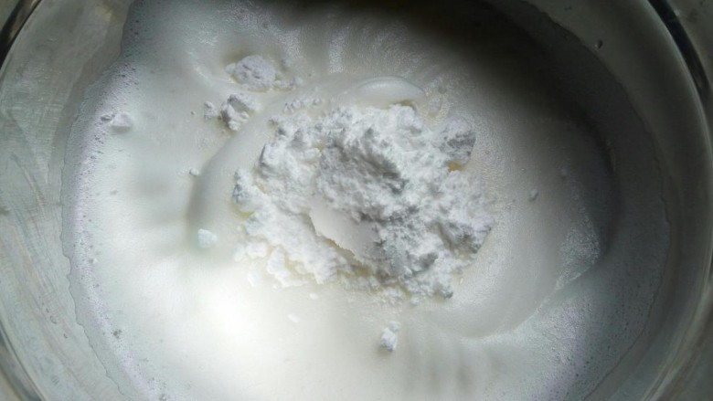 芝麻戚风蛋糕,继续搅打到蛋清变得细腻,加入三分之一的糖粉。