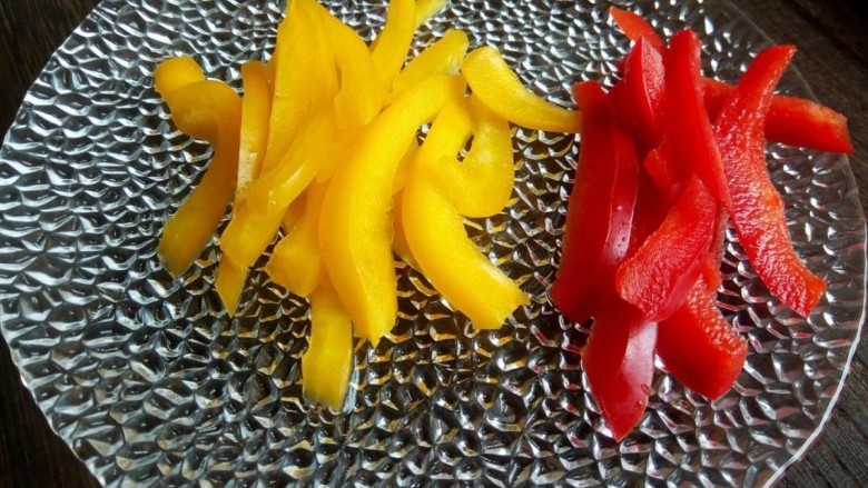 什锦凉拌菜,青红椒各10克,切成细丝。