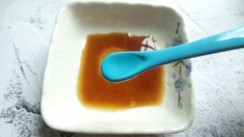什锦凉拌菜,取一个碟子、<a style='color:red;display:inline-block;' href='/shicai/ 788'>生抽</a>、细盐、白醋放在一起,拌一下。