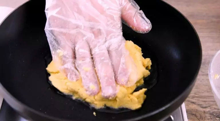 一招教你做出好吃又不会太硬的韭菜烀饼!,热锅冷油,放入面团,压平