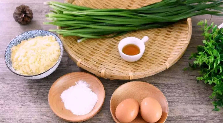 一招教你做出好吃又不会太硬的韭菜烀饼!,碗中倒入玉米面、<a style='color:red;display:inline-block;' href='/shicai/ 127877'>小麦面粉</a>,加净水,搅拌和面