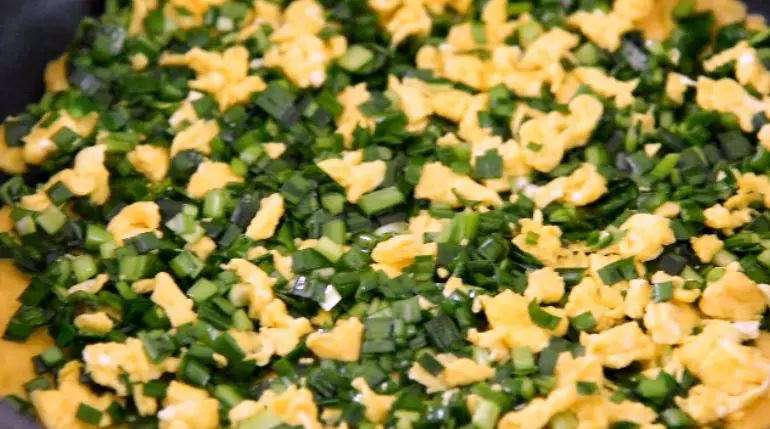 一招教你做出好吃又不会太硬的韭菜烀饼!,将韭菜鸡蛋馅均匀铺平