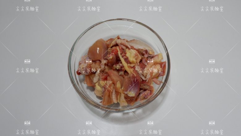泰式滋味鸡,<a style='color:red;display:inline-block;' href='/shicai/ 107'>鸡</a>剁成小块洗净