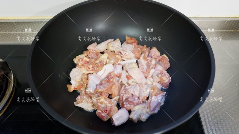 泰式滋味鸡,起锅加入鸡块翻炒至变色
