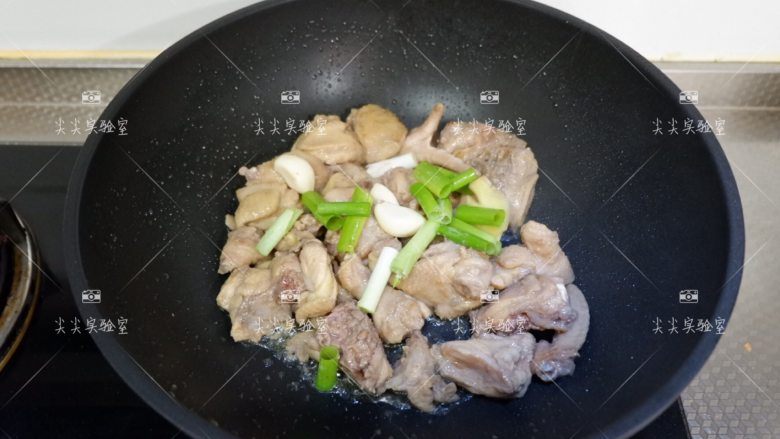 泰式滋味鸡,加入葱姜蒜炒出香味
